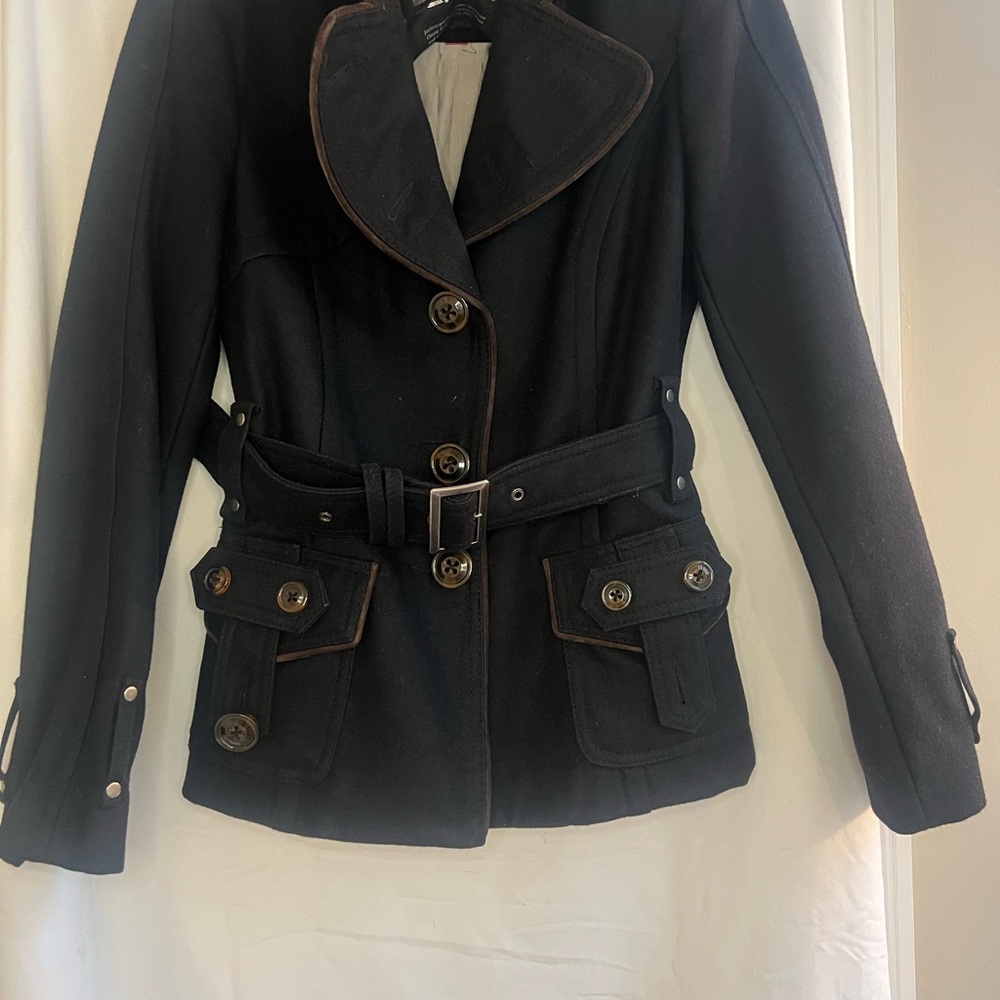 Stylish Black Trench Coat with Belted Waist and Wide Collar